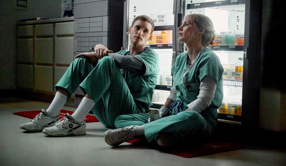 Eddie Redmayne es Charlie Cullen y Jessica Chastain es Amy Loughren en 'The Good Nurse' de Netflix
