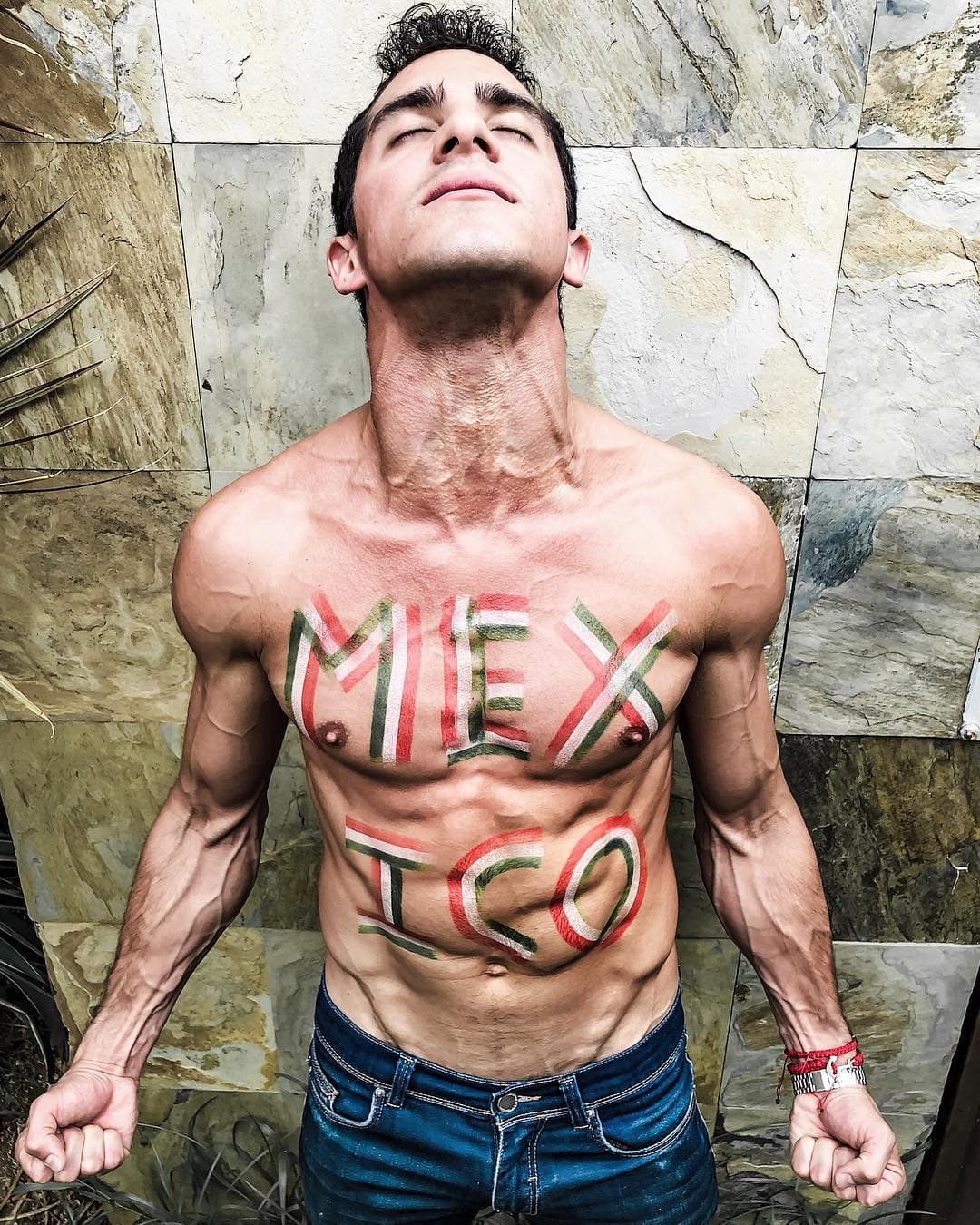 Rommel Pacheco soñó con ser soldado desde que era niño y hoy, a sus 32 años, grita a los cuatro vientos cuánto se enorgullece de formar parte del Ejército. El espíritu del clavadista es el de demostrar quién es el mejor en la fosa de clavados, donde pelea por México desde 2009, año en que causó alta en la
<b><a href="https://www.gob.mx/sedena">Secretaría de la Defensa Nacional</a></b>.