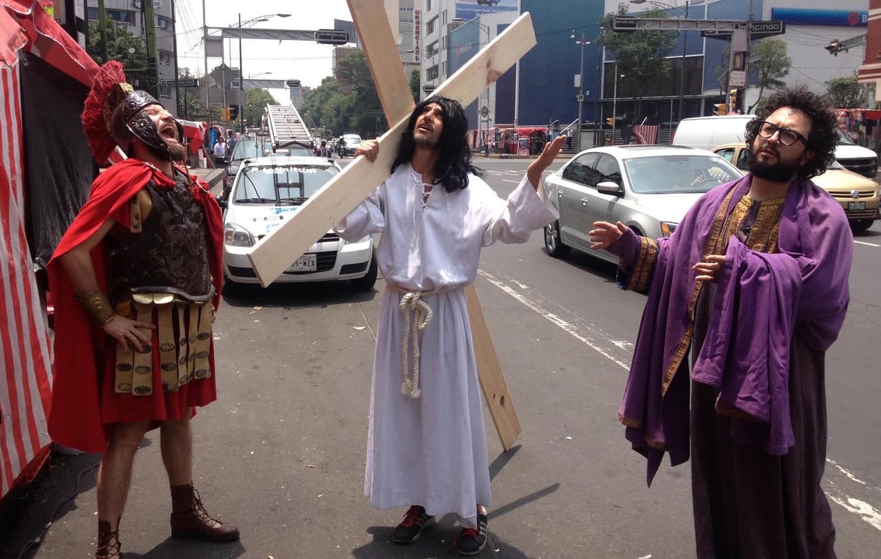 Los Supercívicos en las calles de Ciudad de México, durante uno de sus videos.