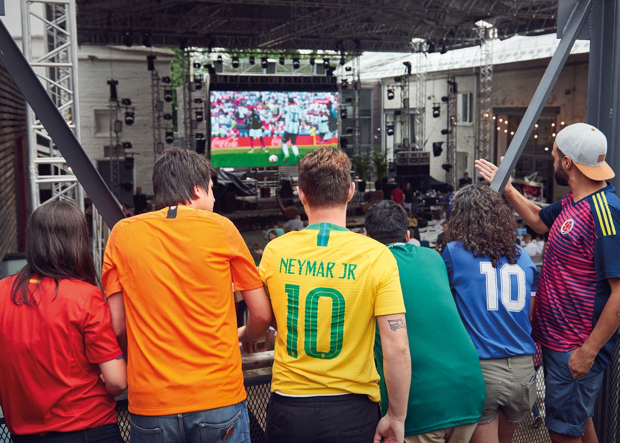 La encargada del color azul fue la editora audiovisual argentina Vanesa Paola Ferrario: "Me pareció una idea genial. Dije que sí inmediatamente y luego me tiré al piso a llorar de la emoción. 
<b>Rusia para mí es el símbolo de la homofobia, con un gobierno que hace que los discriminadores se sientan protegidos por la ley, y donde las personas no son libres de amar.</b> Me interesó del proyecto poder levantar la voz por los que no pueden. 
<b>Que sea sutil y poderoso al mismo tiempo</b>. Y me encantó hacerlo reinterpretando las camisetas de la propia FIFA (asociación machista por excelencia). Estos son los movimientos que hacen al mundo avanzar".