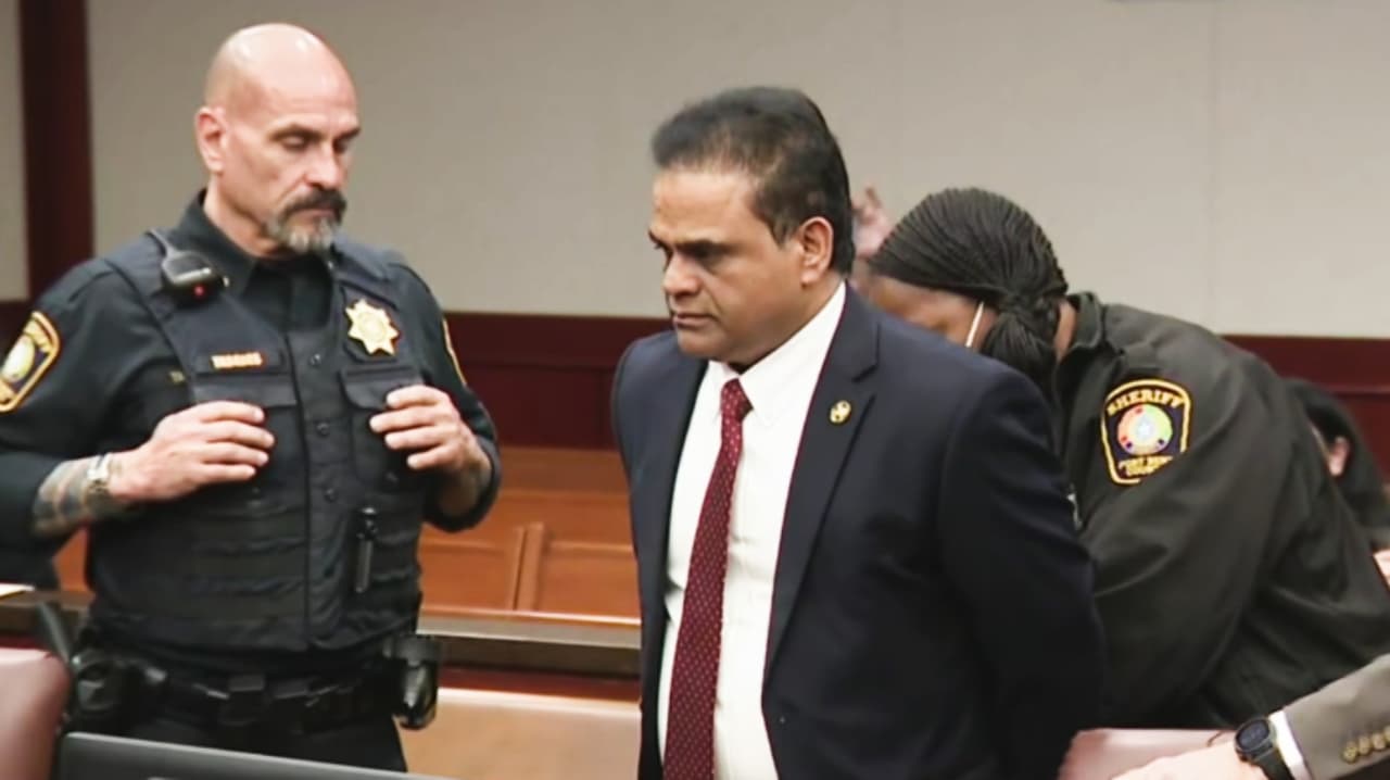 Suspenden del cargo al juez del condado Fort Bend, KP George, tras condena por lavado de dinero