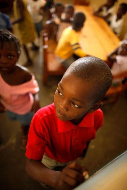 Gómez destacó que el 41 por ciento de las mujeres trabajadoras labora en las zonas francas, en el comercio y en el sector hotelero, "donde la baja calificación de la mano de obra se traduce en baja remuneración", así como en largas jornadas laborales y poca flexibilidad para atender asuntos familiares.