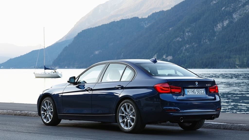 Las ventas del BMW Serie 3 han caído cerca de un 25% no por ser un mal auto sino porque vehículos como el Mercedes-Benz Clase C y el Audi A4 presentan una competencia legítima y creíble en todos los aspectos.
<br>