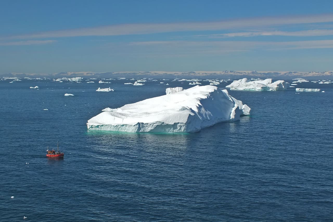 <h3 class="cms-H3-H3">Océano Ártico</h3>
<br>
<br>El punto más profundo de esta zona se reafirmó como Molloy Hole -refinando su ubicación exacta y la profundidad- 
<b>ubicado en el estrecho de Fram entre Groenlandia y Svalbard (~ 79,1 ° N / 2,8 ° E)</b>, un área relativamente conocida. 
<br>