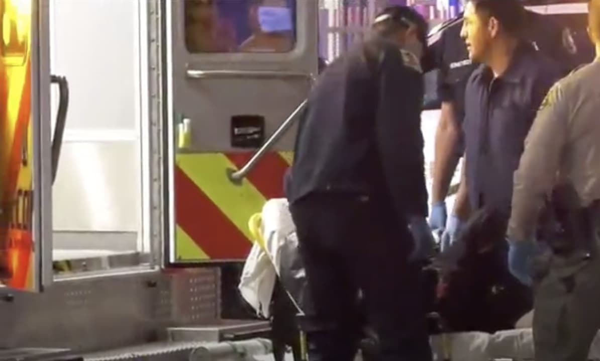 Andrew Mayner estaba sentado en frente de todo cuando comenzó. “Fue una disputa entre seis hispanos: tres y tres. De repente uno de ellos sacó una pistola y comenzó a disparar”, dijo Mayner.