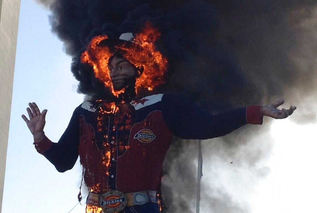 El 19 de octubre del 2012, los asistentes de la Feria Estatal de Texas pasaron un mal momento cuando vieron a Big Tex arder. La figura fue cubierta por las llamas en un incendio provocado por un corto circuito.