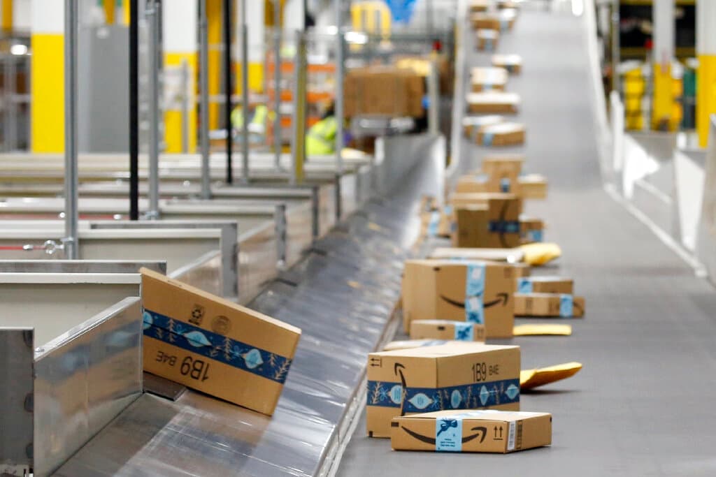 <b>Amazon</b> informó este jueves que pagará a $17 la hora a sus nuevos empleados. El gigante de las ventas en línea ha dicho que necesita contratar a 75,000 trabajadores más, por lo que además está ofreciendo un bono de $1,000 a quienes empiecen a trabajar en la empresa por primera vez y estén totalmente vacunados.