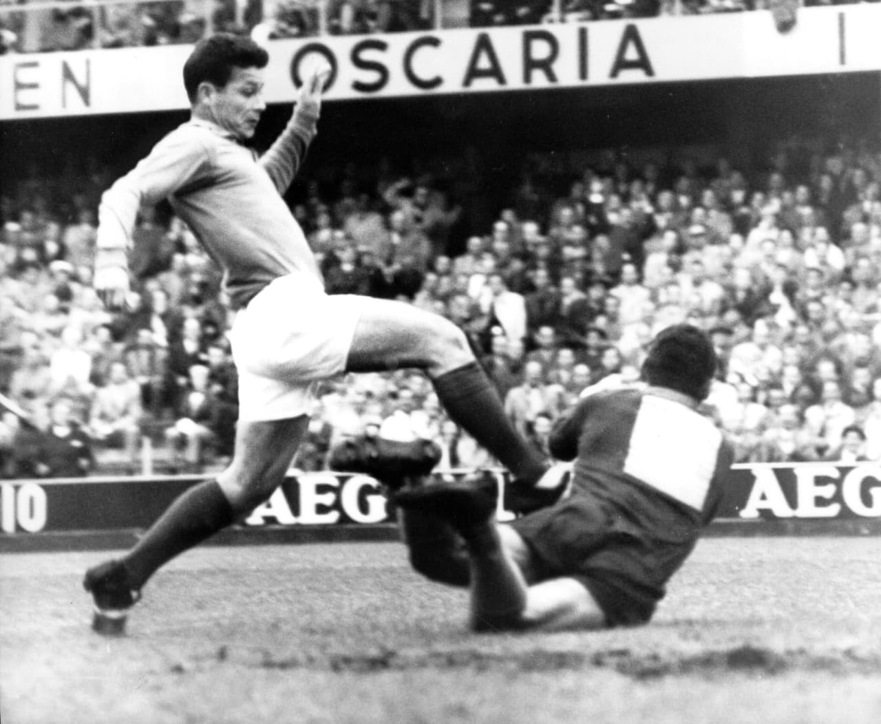Esta es una foto de archivo del 24 de junio de 1958 de Just Fontaine de Francia, a la izquierda, mientras intenta superar al portero brasileño Gilmar en su partido de semifinales en Estocolmo. Fontaine tiene un récord que es poco probable que se rompa: marcar 13 goles en un solo torneo de la Copa Mundial. Fontaine necesitó seis partidos para lograr su hazaña en la Copa Mundial de 1958, cuando fue incluido a último minuto en la selección francesa. El más cercano que alguien ha estado fue Gerd Müller con 10 goles para Alemania Occidental en 1970. Al ingresar a la Copa Mundial de 1958 en Suecia, Fontaine, nacido en Marruecos, era un delantero poco conocido fuera de la liga francesa. Sin embargo, atormentaba a los oponentes con su velocidad y toque de definición, e incluso con las botas de otro. Tuvo que pedir prestadas un par después de dañar las suyas en un entrenamiento.