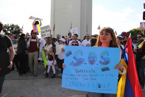 Pese a las distancias y tráfico característico de Los Ángeles, cientos de Venezolanos se unieron a la campaña mundial #SOSVenezuela para apoyar a todo el pueblo venezolano tras 10 días de protestas continuas en dicho país. A la manifestación se unieron guatemaltecos, peruanos, brasileños, libaneses, americanos y muchas otras nacionalidades que hacen vida en la Cosmopolita ciudad del oeste del país. Consignas, cantos y la familiaridad característica venezolana recibieron apoyo de los transeúntes en los alrededores del edificio Federal ubicado en la avenida Wilshire.