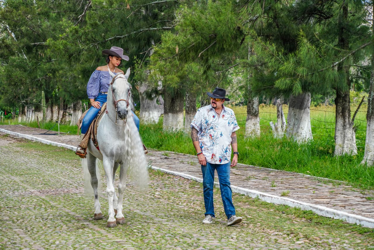 Ángela y Pepe Aguilar escogieron esta icónica canción escrita por el maestro Juan Záizar en 1957, como tributo a la señora Flor Silvestre.