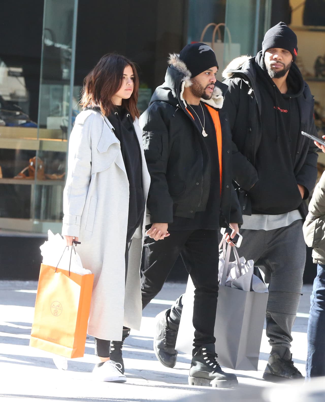 Selena Gomez y The Weeknd no ocultaron su amor mientras paseaban tomados de la mano en un romántico día de shopping en Toronto, Canadá.