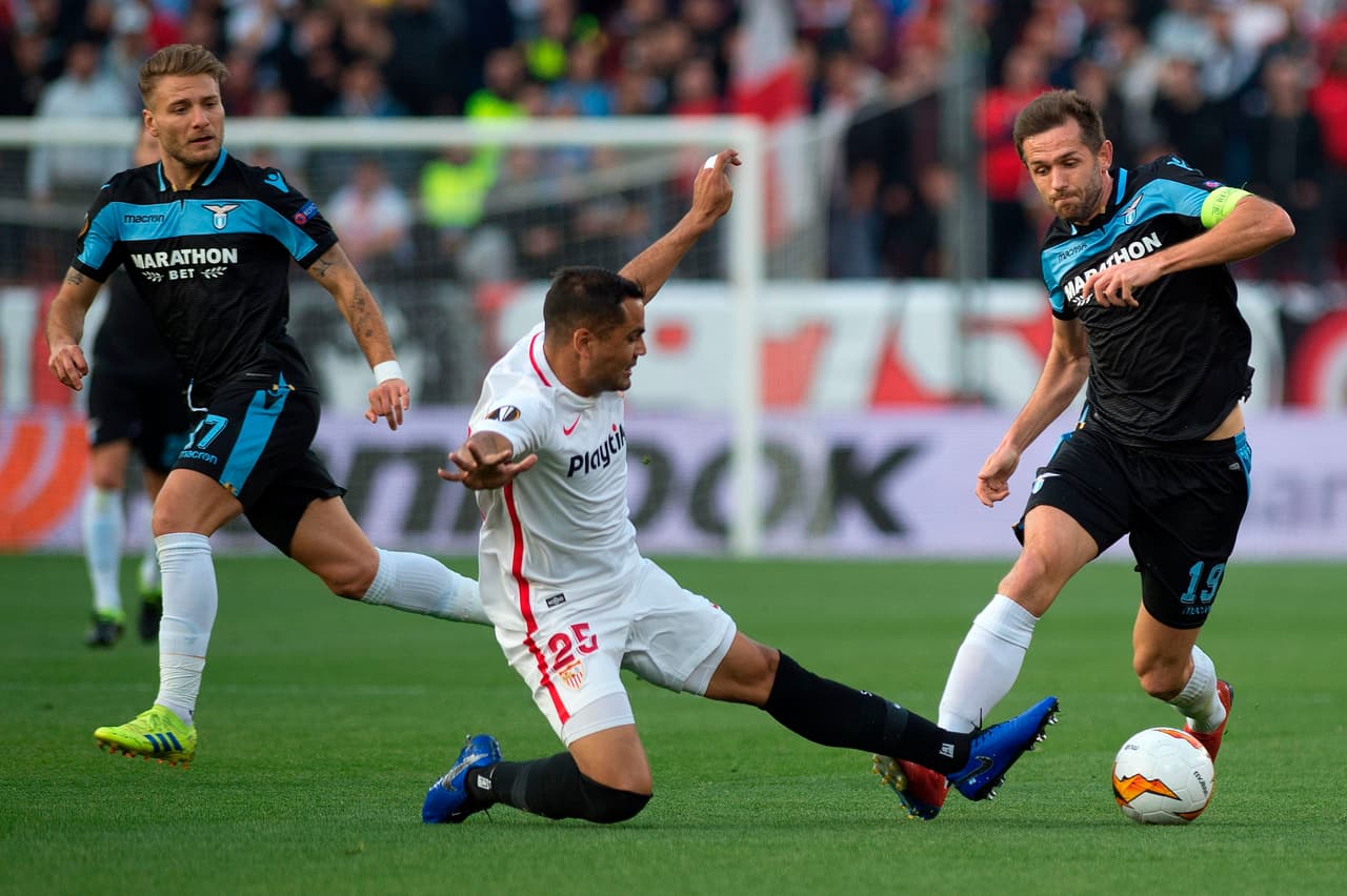 En los primeros minutos el Sevilla sufrió una mala noticia con la lesión de Sergio Escudero que le dio ingreso a Quincy Promes. Por la otra banda aparecía más retrasado Gabriel Mercado.