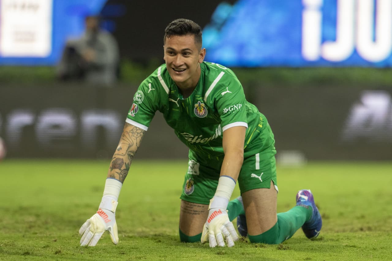 Gudiño fue a rematar en la última jugada buscando el empate.