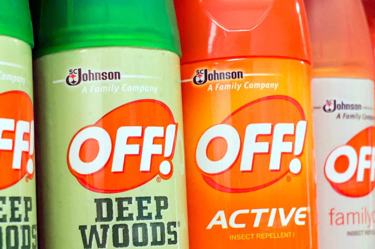 <b>Puesto 25. Familia Johnson</b>
<br>
<b>Compañía:</b> SC Johnson
<br>
<b>Patrimonio:</b>
<b>33,800 millones de dólares</b>
<br>Generaciones: 5
<br>Industria: químicos de uso doméstico
<br>Establecida en: Racine, Wisconsin
<br>
<br>En 1886 S.C. Johnson fundó una empresa de pisos de parquet y dos años después desarrolló una cera para tratarlos. Hoy, H. Fisk Johnson es presidente y director ejecutivo de SC Johnson, la quinta generación de la familia que dirige la compañía.
<br>
<br>Para realizar este ranking, Bloomberg tomó
<a href="https://www.bloomberg.com/features/worlds-richest-families-2021/?srnd=premium-europe&sref=Y0jVLcFo"><u>las cifras del patrimonio neto de las familias hasta el 10 de septiembre de 2021</u></a>. La publicación aclara que la clasificación excluye las fortunas de primera generación y aquellas controladas por un solo heredero. También dejaron fuera a los clanes cuya fuente de riqueza no es suficientemente clara.