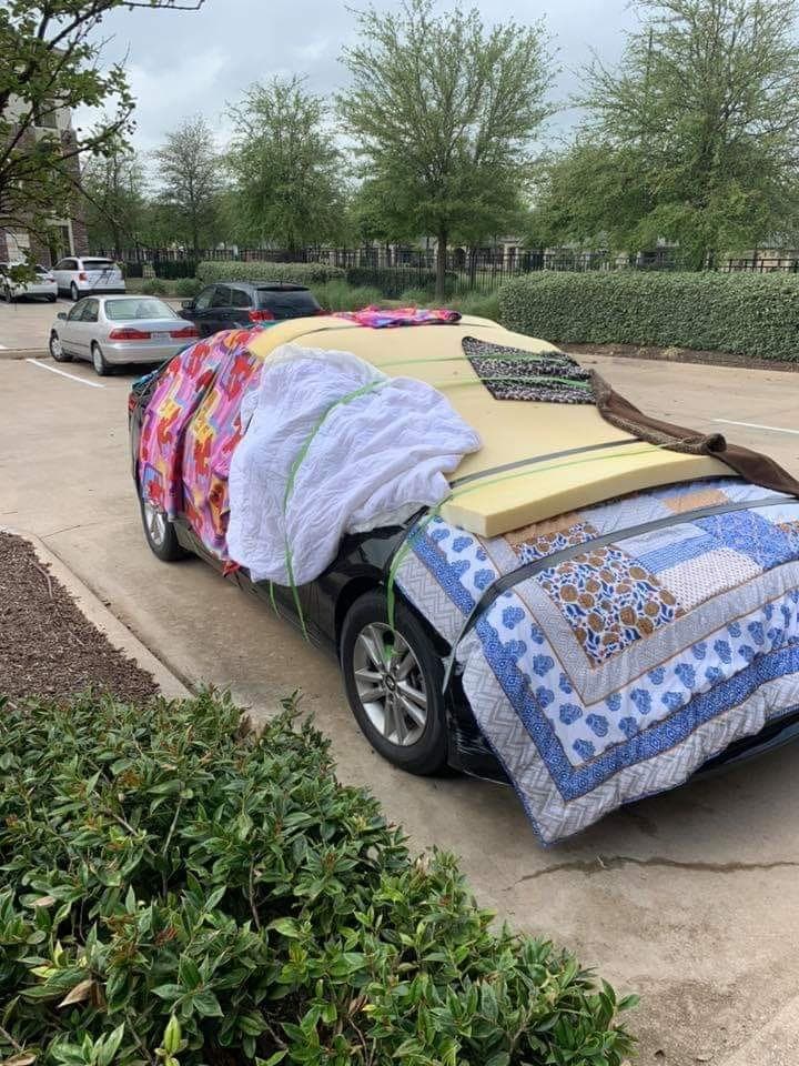 Muchos quisieron asegurarse bien de que el granizo no destruyera sus coches.