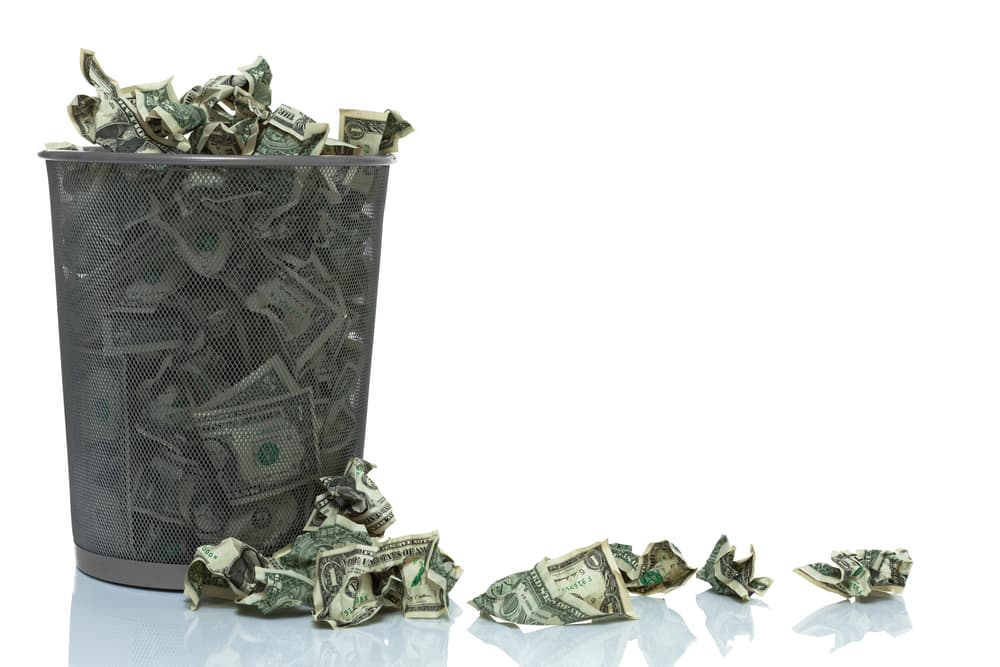 Peligros que debes evitar: Malgastar los recursos económicos que vayas teniendo comprando objetos o artículos que no necesitas o invirtiendo tu dinero en negocios con gentes irresponsables y desconsideradas.
<br>
<br>Por Profesor Zellagro