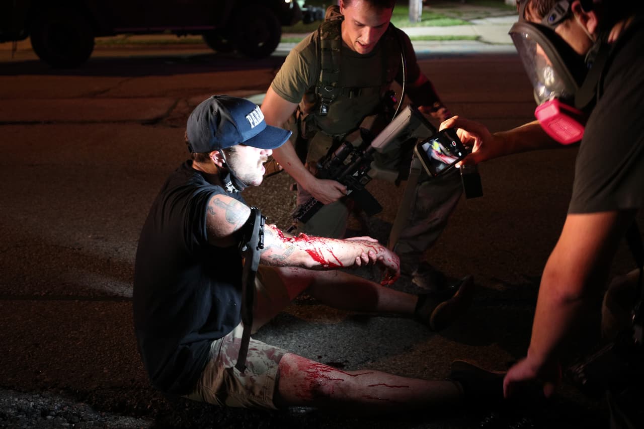 Otros civiles armados ayudaron al hombre herido. El alguacil Beth dijo que la investigación se centra en el grupo de hombres armados en la gasolinera y que los investigadores estaban revisando las imágenes. La policía 
<a href="https://twitter.com/KenoshaPolice/status/1298553070729789440" target="_blank">publicó un comunicado</a> donde pide a los testigos del incidente ponerse en contacto con las autoridades.