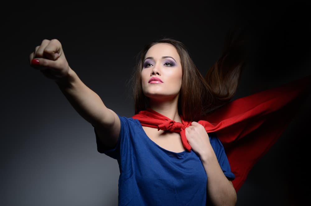 En ese momento se yergue como líder del grupo, inspira confianza y seguridad con su manera de actuar, quien está a su lado se siente protegido porque sabe que los dirige alguien valiente, generoso que no va a quedarse con los brazos cruzados cuando surja la situación peligrosa.