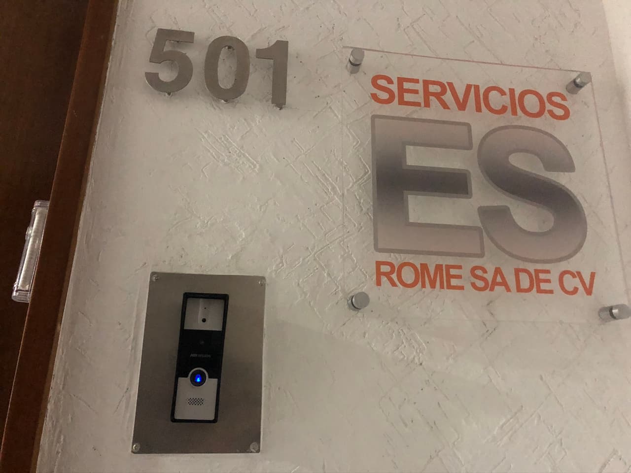 La oficina de la empresa Esrome está cerrada y dicen los vecinos que nadie se ha presentado allí en varios meses.