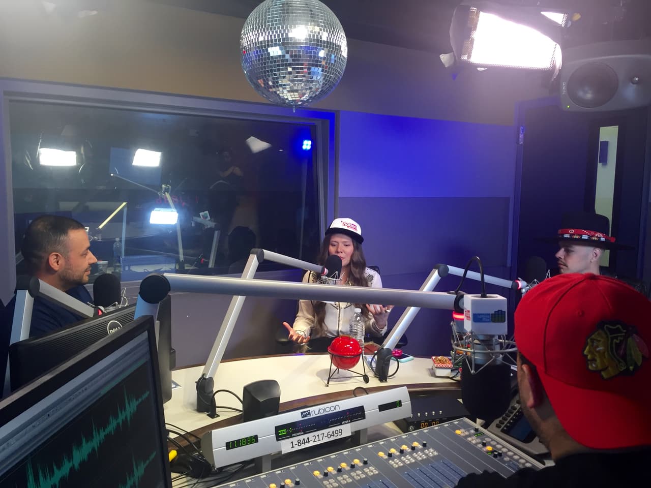 Los hermanos Jesse y Joy pasaron por los estudios de Uforia Nation para platicar con Pancho y Rene. Sin imaginar que Calibre 50 los iba a sorprender.