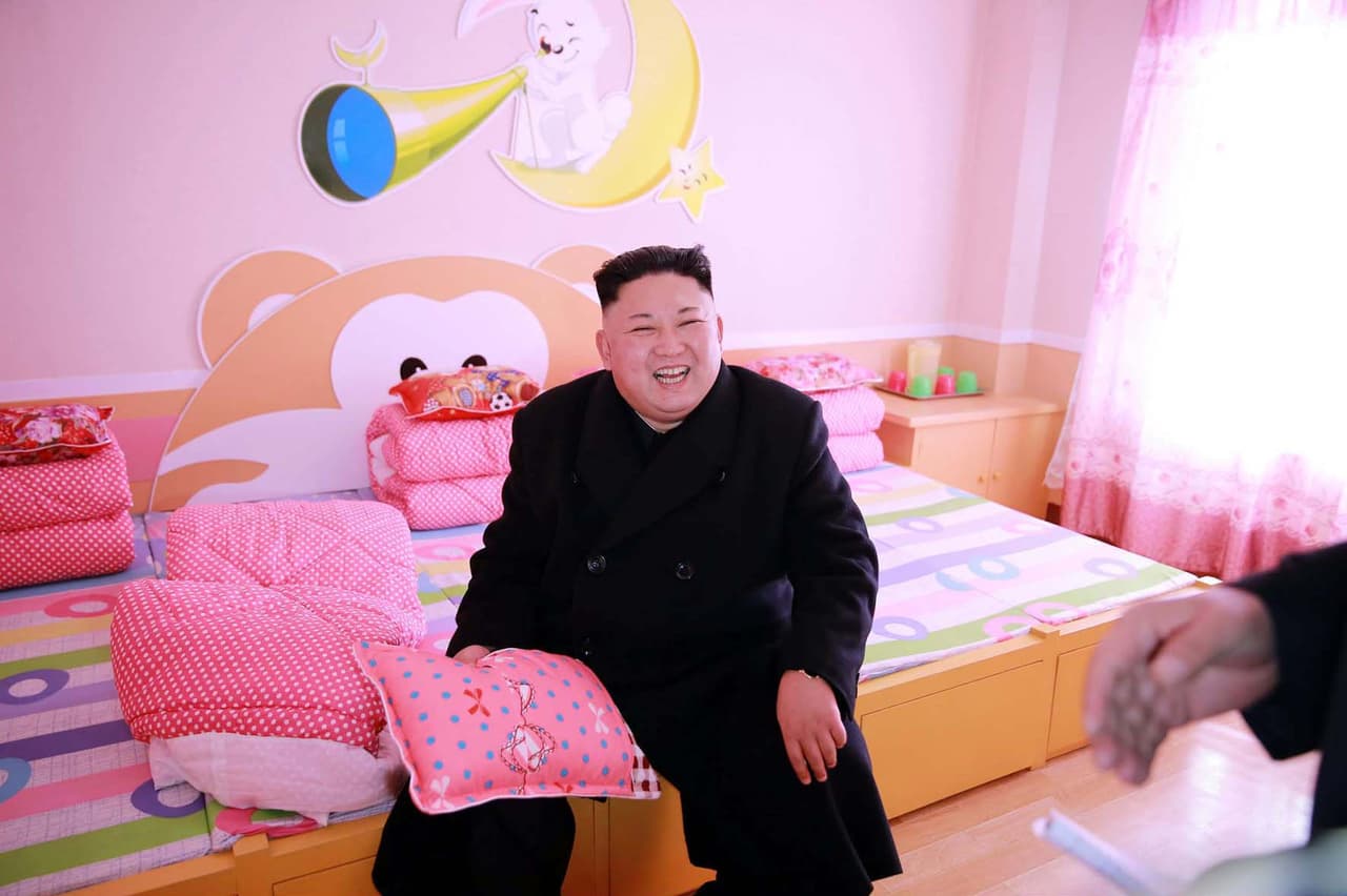 <b>Orfanato recién construido.</b> El líder coreano se muestra sentado en una cama de la nueva escuela primaria y orfanato de Pyongyang, el 2 de febrero de 2017.'