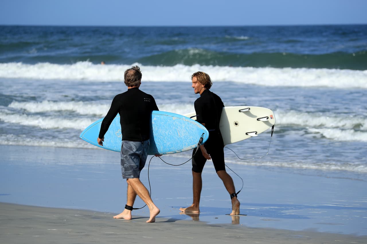 De acuerdo con las autoridades del condado, se permite a las personas caminar, correr, nadar, surfear, montar bicicleta y sacar a sus mascotas, durante las horas de apertura de las playas. 
<br>
