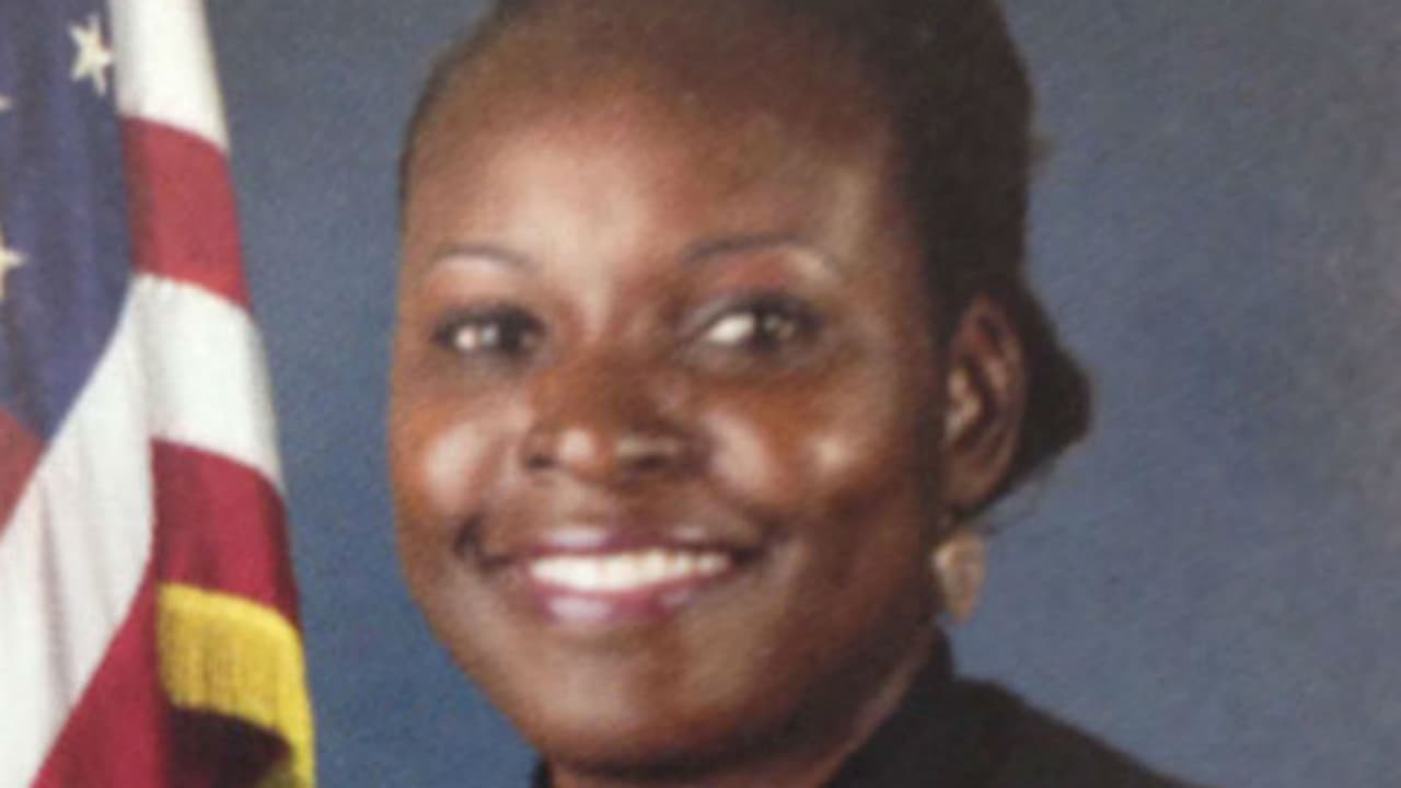 Ofrecen 100,000 dólares por la captura del hombre que mató a policía en Orlando