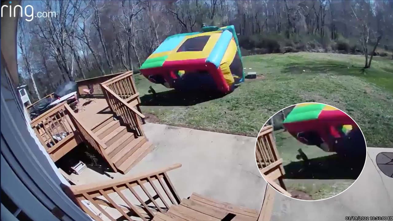 Castillo inflable vuela hacia un niño en una fiesta de cumpleaños tras los fuertes vientos