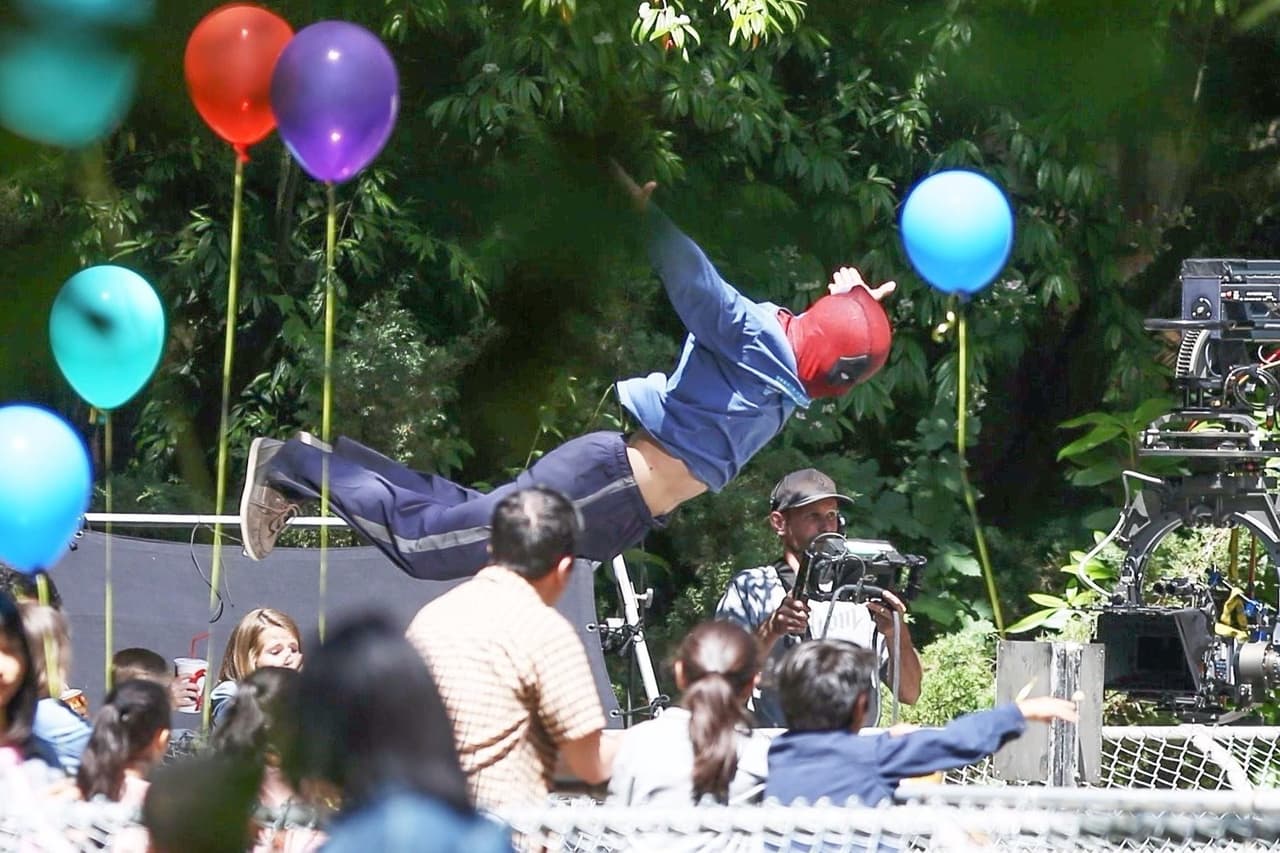 Ryan Reynolds, a quien vemos haciendo una escena de ación sin doble aunque nunca tan peligrosa como la que tenía que lograr Harris, dijo estar devastado por la tragedia.