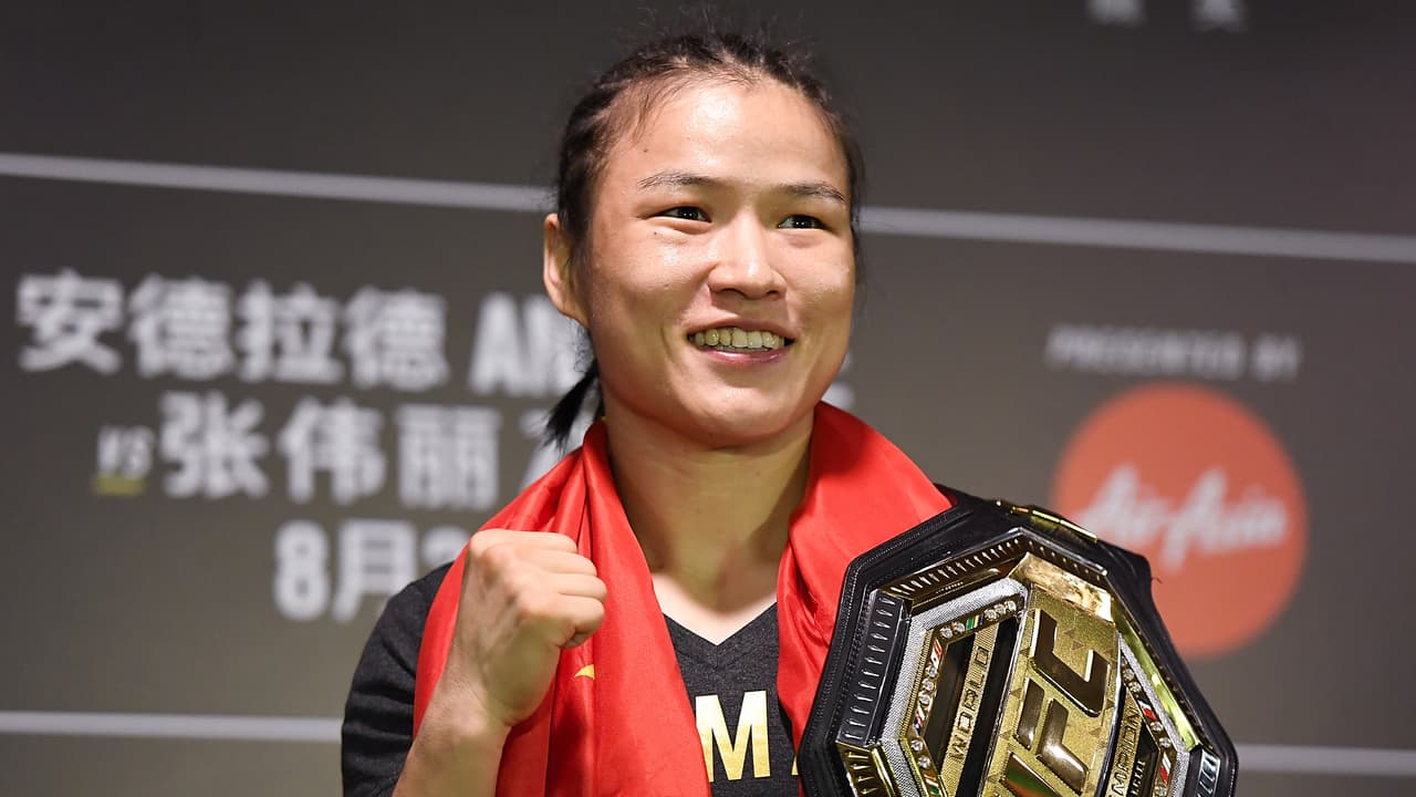 La campeona china de la UFC abandona su país por coronavirus