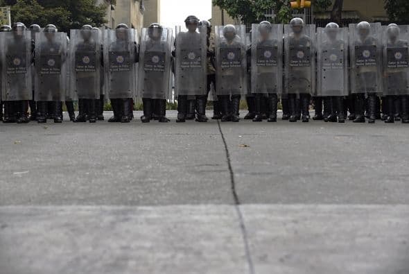 En el centro de Caracas, unos 200 estudiantes opositores intentaron marchar desde la plaza Las Tres Gracias hasta la iglesia San Pedro, pero fuerzas antimotines impidieron que llegaran al destino deseado.