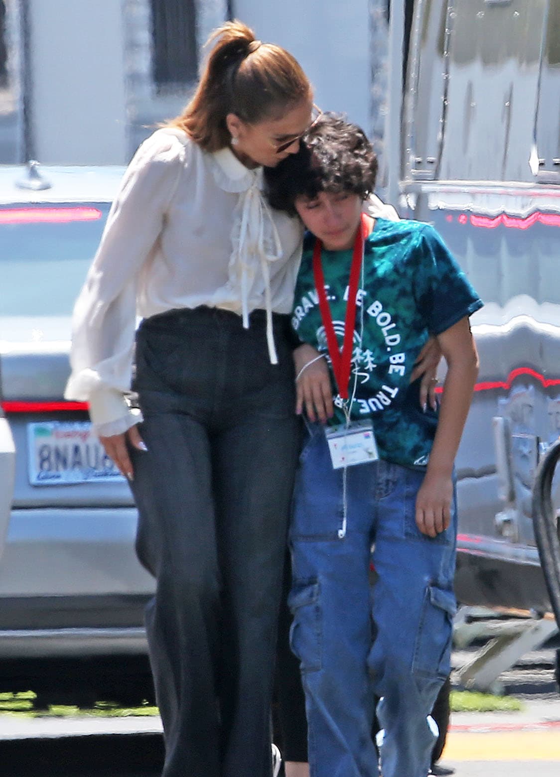 A la cantante se le vio en un dulce momento con Emme
<b> dándole un beso en la cabeza</b> y tomándola en sus brazos. 
<br>