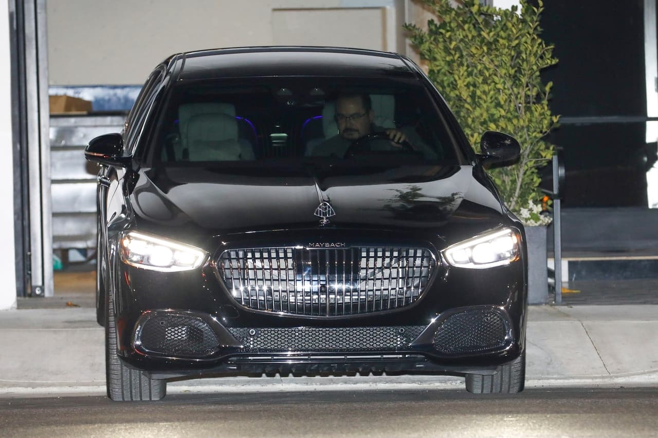 El medio colgó unas imágenes en donde se les ve salir, a cada uno por su lado, del restaurante Wally's en Beverly Hills. Esta foto corresponde a la ocasión en que la pareja fue vista el jueves pasado. 
<br>