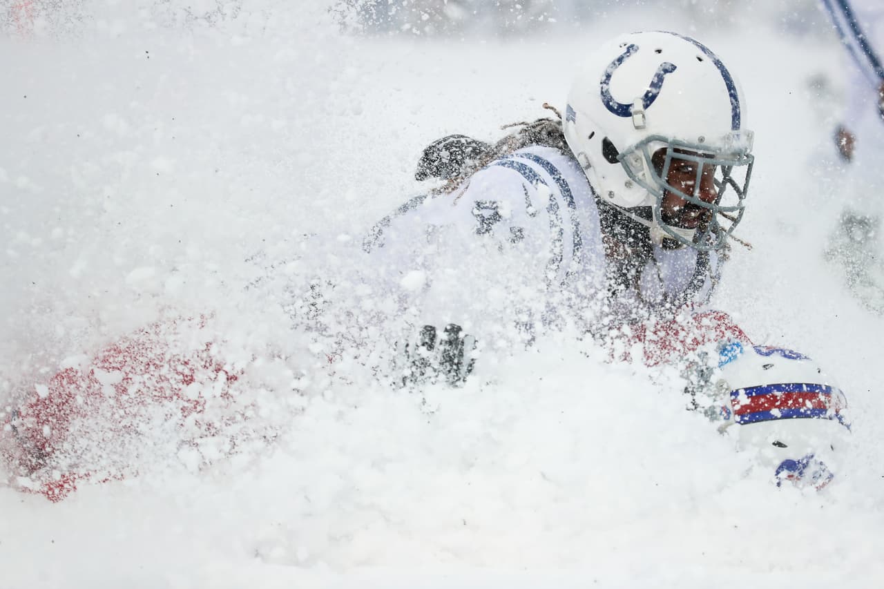 Con una nevada espectacular en el Estadio Ralph Wilson, los Buffalo Bills vencieron 13 - 7 a los Indianapolis Colts en tiempo extra.