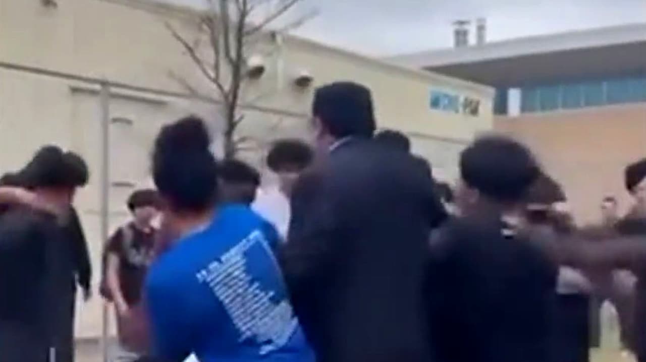 Pelea escolar en preparatoria de San Antonio se sale de control; escuela se convierte en 'campo de batalla'