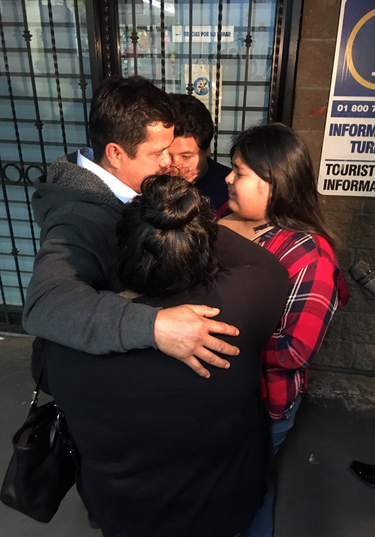En medio de lágrimas se reencuentra familia separada por la deportación.