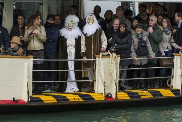 El primer desfile se acaba con el "vola della pantegona" (el vuelo del ratón) que consiste en lanzar un ratón de papel en los aires desde el Campo de la Madona de la Salute.