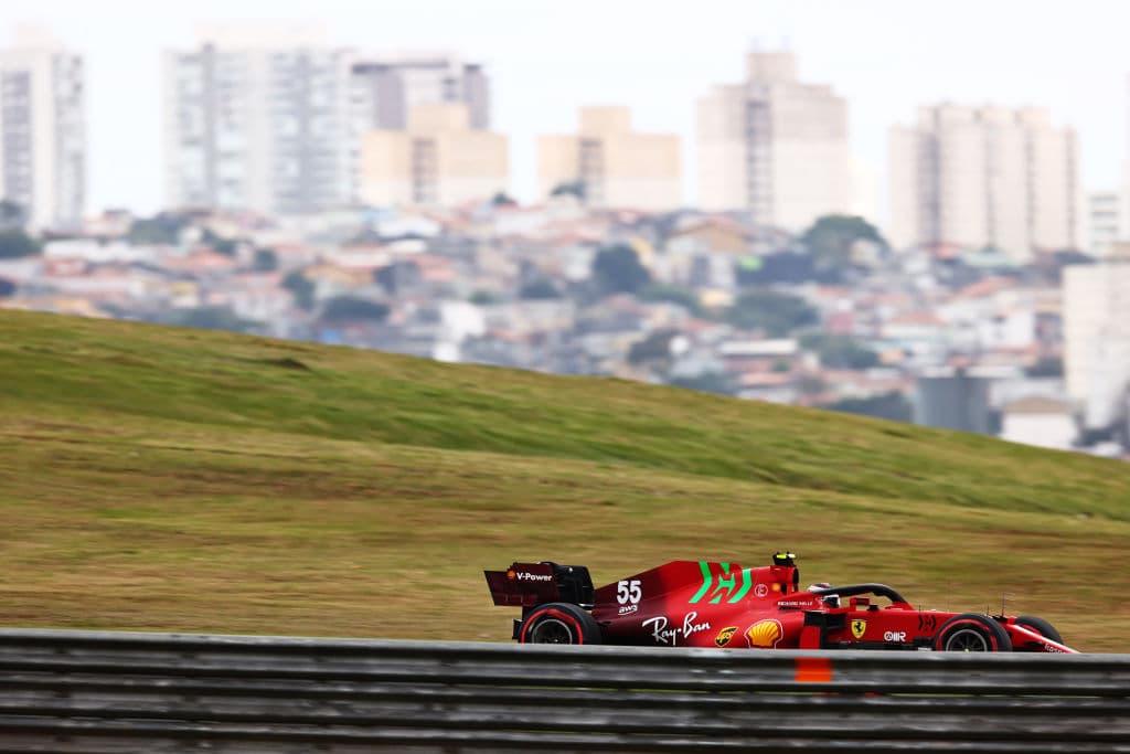 El mexicano Sergio Pérez se quedó en el cuarto sitio de la clasificación para el Sprint del Gran Premio de Brasil en el cual el británico Lewis Hamilton brilló y se quedó con la primera posición a pesar de la sanción que acarrea por modificaciones en el motor. Lewis Hamilton, perderá cinco puestos en parrilla, por cambiar la cámara de combustión del motor de su Mercedes, pero saldrá primero este sábado en la calificación sprint para el Gran Premio de Brasil.