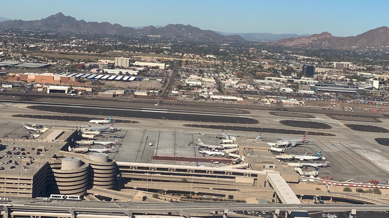 Trabajadores de concesionarios de comida del aeropuerto Sky Harbor inician huelga