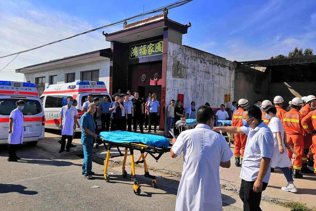 De los 28 heridos, 7 presentan heridas graves, aunque sus vidas no corren peligro, aseguró la agencia china. Los otros 21 son heridos leves.