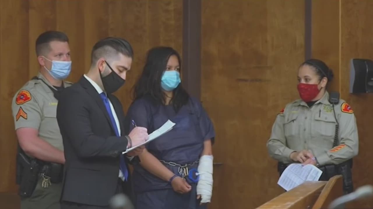 <a href="https://www.univision.com/local/los-angeles-kmex/liliana-carrillo-sospechosa-matar-tres-hijos-johana-terry-sierra-erik-denton-reseda-california-fotos">Liliana Carrillo</a> fue acusada este lunes de tres cargos de asesinato en relación con la muerte de sus hijos Joanna de 3 años, Terry de 2 y Sierra de 6 meses y 28 días de nacida, de acuerdo con la Oficina del Fiscal de Distrito del Condado de Los Ángeles.