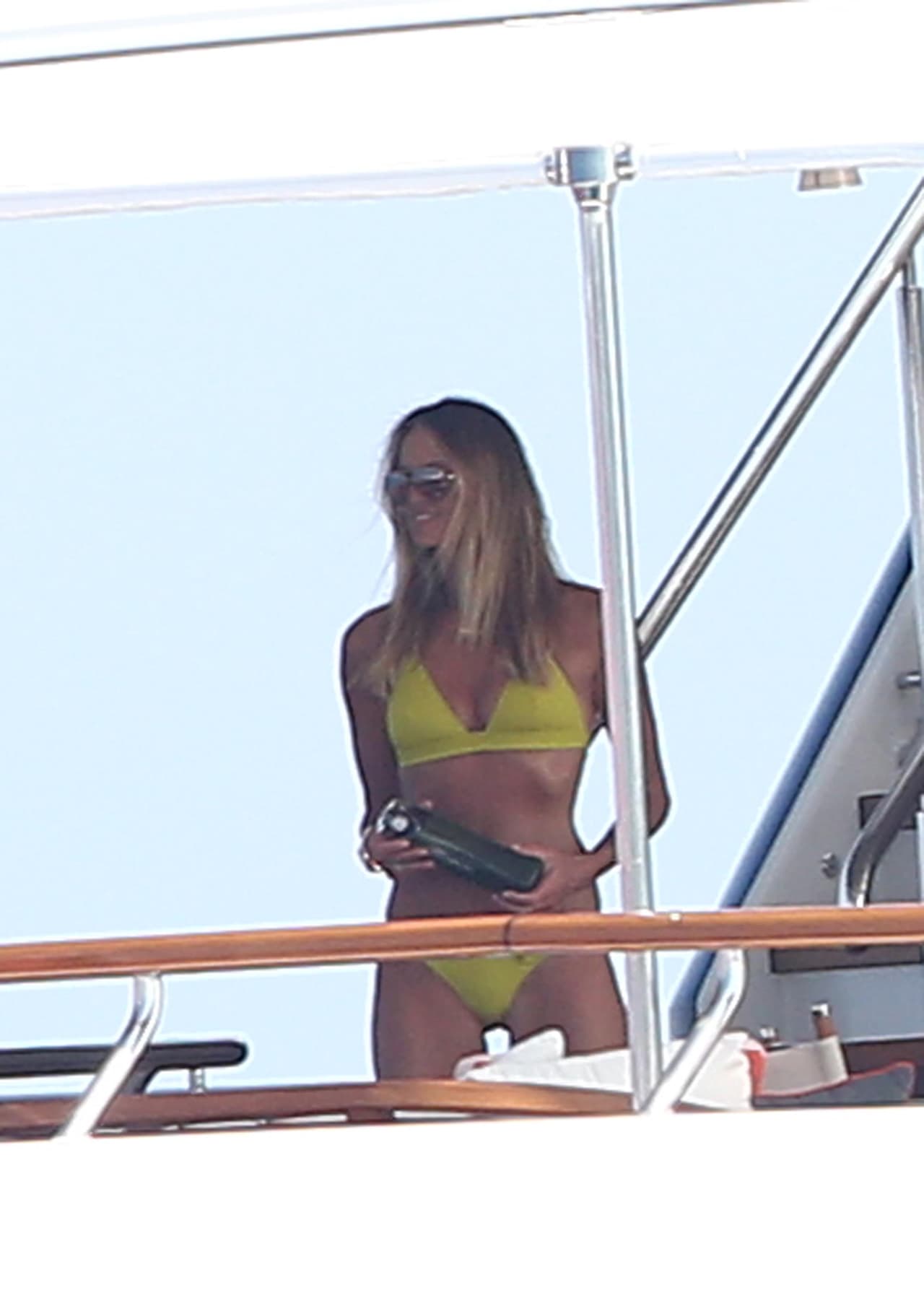 Elle paseó a bordo de un yate junto a su familia y amigos.