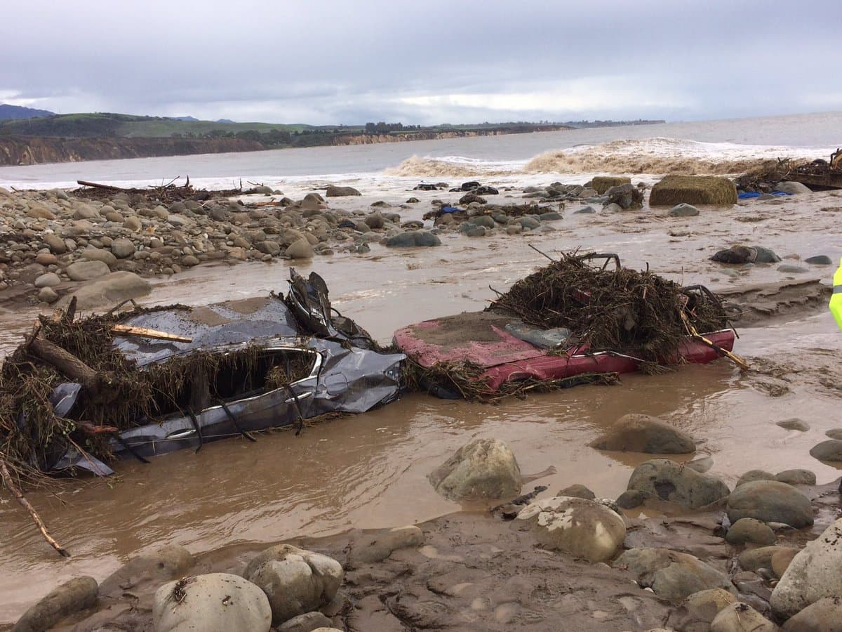 El agua y el lodo inundaron el campamento El Capitan Canyon Resort & Campground y varios vehículos acabaron destrozados a la orilla del mar.