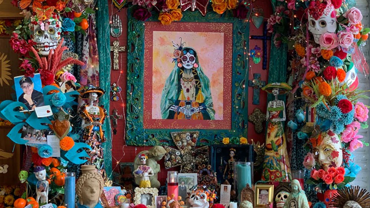 Un elemento importante es el arco que se coloca en parte de arriba del altar y simboliza la entrada al mundo de los muertos.