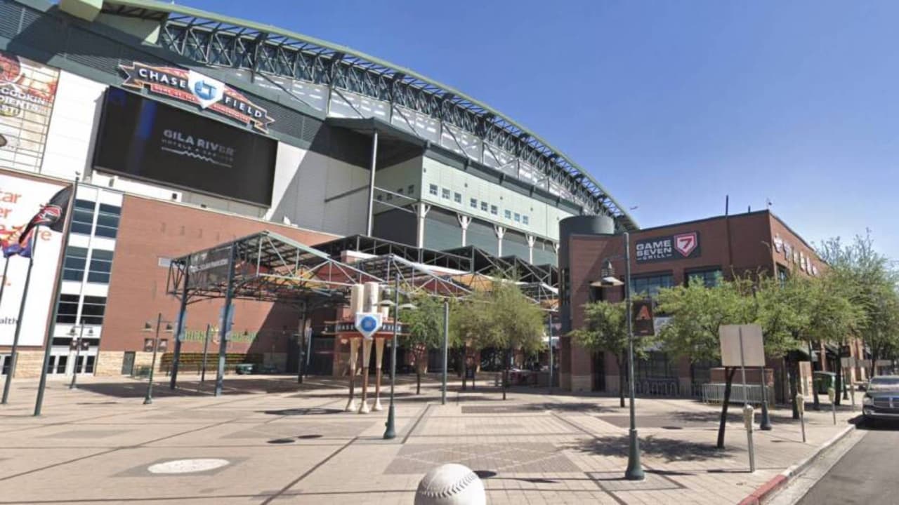 La organización de Arizona Diamondbacks informó que las puertas del Chase Field para el juego 3 de la Serie Mundial, se abrirán a las 2:00 p.m., donde los primeros 40,000 aficionados recibirán una toalla conmemorativa de los D-backs, así como una bufanda.