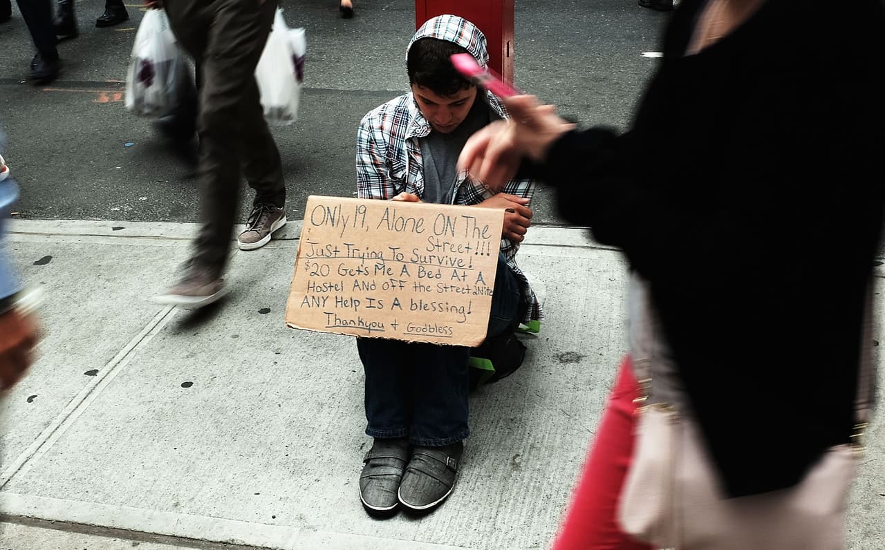 Un adolescente pidiendo dinero en las calles de Manhattan, en mayo de 2015.