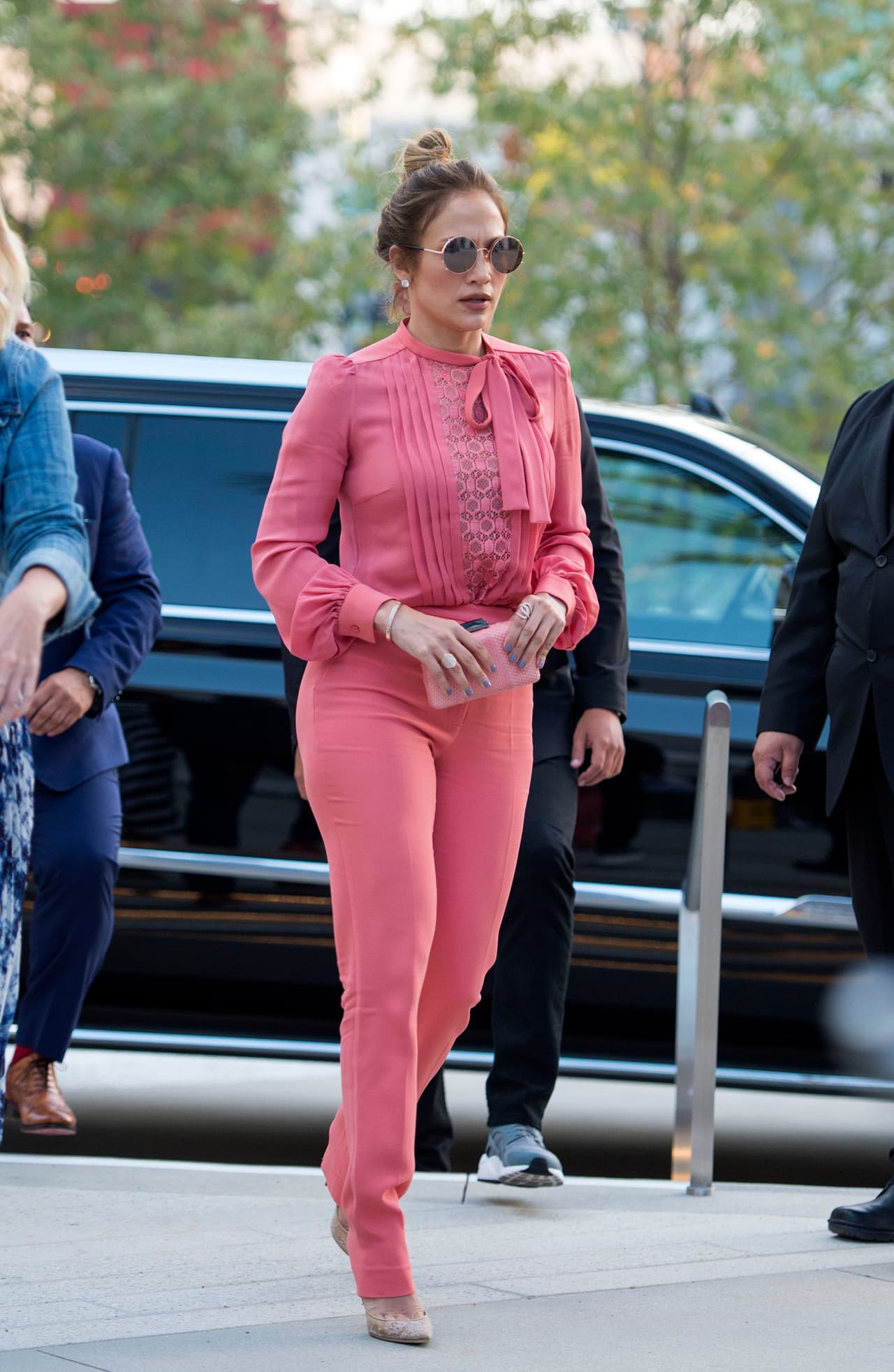 ¿Qué les pareció este conjunto rosa que
<b> JLo</b> lució durante la promoción de su serie "Shades of Blue"?