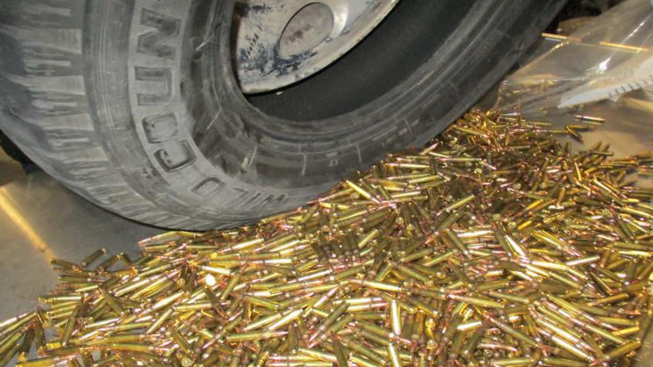 En la incautación en el puerto de entrada de Lukeville, Arizona, los oficiales de CBP encontraron aproximadamente 6,000 cartuchos de munición.
