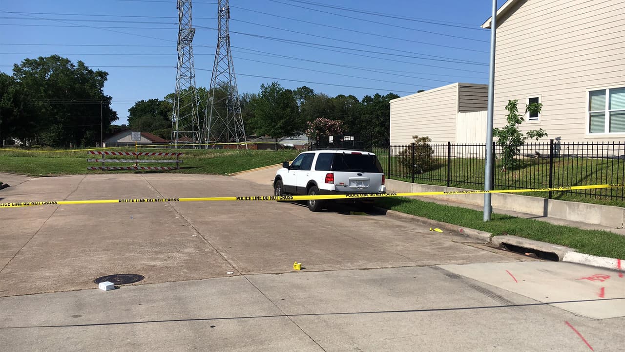 Las víctimas conducieron hasta un hospital pero luego chocaron y su madre fue quien los buscó para llevarlos a un centro médico.