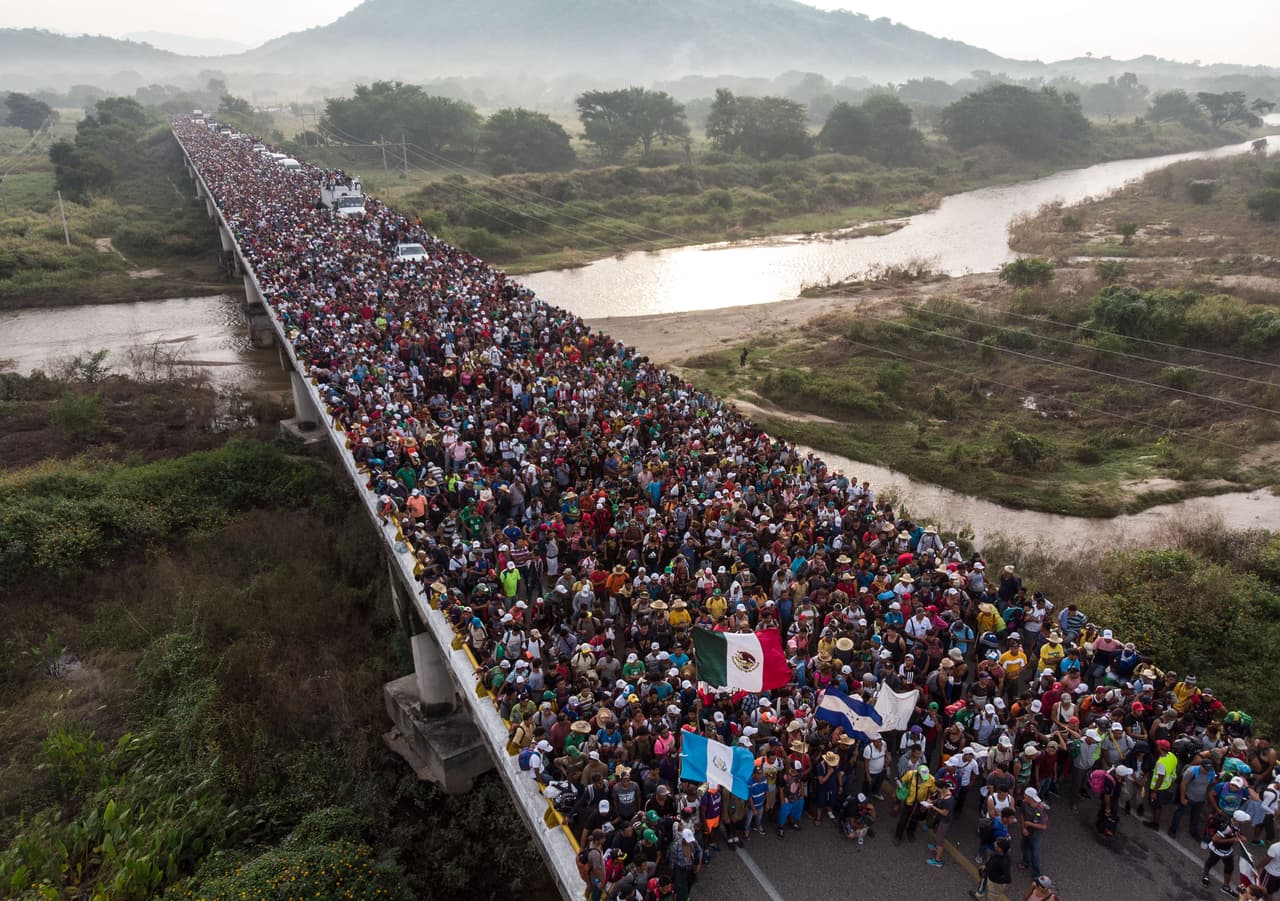 La salida de los caminantes de Arriaga, Chiapas, haci a San Pedro Tapanatepec, Oaxaca. Según los números que manejan las autoridades hondureñas, de las personas que regresaron al país voluntariamente al menos 2,125 son menores. La mayoría (321) entre los 18 y 21 años de edad.